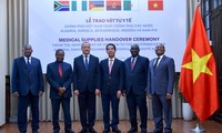 Вьетнам символически передал африканским странам медицинские принадлежности для борьбы с коронавирусом