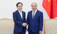 Нгуен Суан Фук принял генерального директора компании «Самсунг» во Вьетнаме Чхве Джу Хо