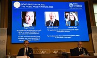 Нобелевскую премию по физике получили Роджер Пенроуз, Райнхард Генцель и Андреа Гез
