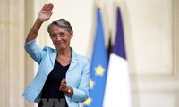 Новый премьер-министр Франции заявила, что не спешит формировать новое правительство