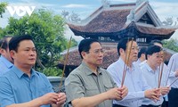Премьер-министр Фам Минь Тинь отдал дань памяти павшим фронтовикам в Нгеане