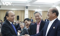 Президент Нгуен Суан Фук провел встречу с бывшими руководителями провинций центрального Вьетнама