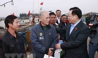 Председатель НС встретился с рыбаками провинции Куангбинь
