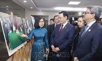 Выонг Динь Хюэ перерезал ленточку на открытии фотовыставки, посвящённой 50-летию со дня устрановления дипотношений между Вьетнамом и Бангладеш 