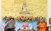 Премьер-министр Фам Минь Тинь навестил Ассоциацию солидарности патриотических буддийских монахов провинции Чавинь
