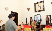 Премьер-министр Фам Минь Тинь поздравил семьи покойных руководителей правительства с Тэтом