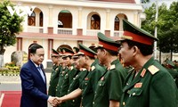 Председатель НС СРВ Чан Тхань Ман посетил 9-й военный округ