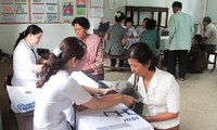 Đoàn bác sĩ Cần Thơ khám chữa bệnh cho người dân nghèo tại Campuchia