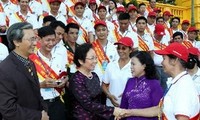 Phó Chủ tịch nước Nguyễn Thị Doan tiếp người hiến máu tiêu biểu năm 2012