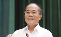 Chủ tịch Quốc hội Nguyễn Sinh Hùng tiếp xúc cử tri tại Hà Tĩnh