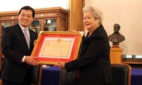 Tặng kỷ niệm chương Vì sức khoẻ nhân dân cho một người Pháp gốc Việt