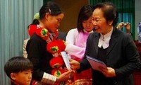 Phó Chủ tịch nước Nguyễn Thị Doan tặng quà cho học sinh nghèo tỉnh Lai Châu
