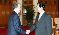 Thủ tướng Nguyễn Tấn Dũng tiếp nguyên Chủ tịch Ủy Ban Châu Âu Romano Prodi