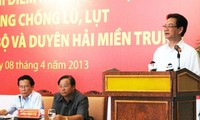 Thủ tướng Nguyễn Tấn Dũng chỉ đạo chăm lo nhà ở chống lũ cho hộ nghèo