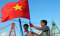 Trao cờ Tổ quốc cho ngư dân