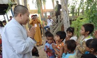 Tăng ni, phật tử Việt Nam tặng trường học cho Việt kiều Campuchia