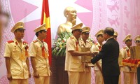 Chủ tịch Quốc hội Nguyễn Sinh Hùng gặp mặt đoàn đại biểu thanh niên công an tiên tiến