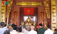 Dâng hương tưởng niệm Chủ tịch Hồ Chí Minh tại Lào