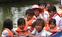 Hành động vì an toàn trẻ em trên sông nước