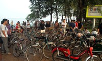Chơi xe đạp cổ và hoài niệm về Hà Nội xưa