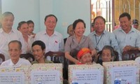 Phó Chủ tịch nước Nguyễn Thị Doan tặng quà các gia đình chính sách ở tỉnh Quảng Bình
