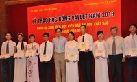 Hơn 1600 học sinh được nhận học bổng Gặp gỡ Việt Nam và Vallet 