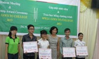 Tổ chức Đông Tây Hội Ngộ trao học bổng cho sinh viên Đà Nẵng