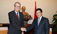 Phó Thủ tướng, Bộ trưởng Ngoại giao Phạm Bình Minh tiếp Cựu Bộ trưởng Ngoại giao Australia 