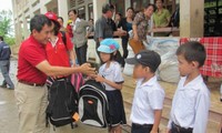 Tổ chức Cứu trợ trẻ em quốc tế tại Việt Nam trao quà tặng hộ nghèo, trẻ em vùng lũ 