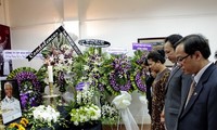 Đặt vòng hoa viếng cố Tổng thống Nam Phi Nelson Mandela tại Thành phố Hồ Chí Minh
