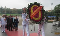 Đoàn kiều bào tiêu biểu vào Lăng viếng Chủ tịch Hồ Chí Minh