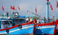 Cảnh sát biển và kiểm ngư Việt Nam sát cánh cùng ngư dân vươn khơi, bám biển