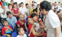 Phó Chủ tịch nước Nguyễn Thị Doan thăm hỏi trao quà cho bệnh nhi ung thư