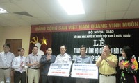 Người Việt tại Liên bang Nga trao tiền ủng hộ lực lượng kiểm ngư và cảnh sát biển