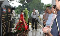 Đại sứ quán Việt Nam tại Lào dâng hương tưởng nhớ quân tình nguyện