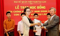 Trao học bổng của Chính phủ cho con em Việt kiều Lào 