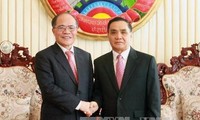 Chủ tịch Quốc hội Nguyễn Sinh Hùng hội kiến Thủ tướng Lào Thongsing Thammavong