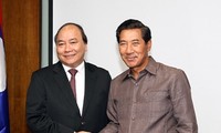 Phó Thủ tướng Nguyễn Xuân Phúc tiếp Phó Thủ tướng Cộng hòa Dân chủ nhân dân Lào 