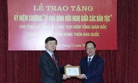 Trao Kỷ niệm chương tặng Chủ tịch kiêm Tổng Giám đốc Tập đoàn Phát triển Nông thôn Hàn Quốc 