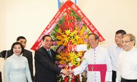 Thường trực Ban Bí thư Lê Hồng Anh chúc mừng Chủ tịch Hội đồng Giám mục Việt Nam nhân dịp Giáng sinh