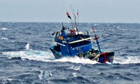 Trao quà hỗ trợ ngư dân gặp nạn tại vùng biển Hoàng Sa 