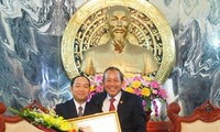 Trao kỷ niệm chương tặng Phó Chánh án Tòa án nhân dân tối cao Lào
