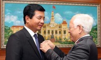 Trao tặng Huy hiệu Thành phố Hồ Chí Minh cho Đại sứ CHDCND Lào tại Việt Nam