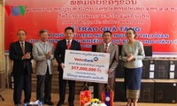 Trao quà tặng của Phó Chủ tịch nước Nguyễn Thị Doan cho học sinh Lào