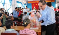 Ông Nguyễn Thiện Nhân trao quà Tết cho người nghèo Trà Vinh