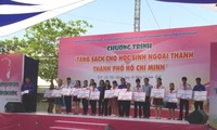 Tặng sách cho học sinh ngoại thành Thành phố Hồ Chí Minh 