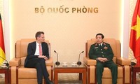 Quốc vụ khanh Bộ Quốc phòng Đức thăm Việt Nam