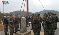 Hai bộ trưởng Quốc phòng Việt Nam và Trung Quốc chào cột mốc 1223 thuộc tỉnh Lạng Sơn