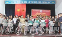Trao quà, học bổng cho trẻ em khuyết tật và mồ côi tỉnh Quảng Bình 