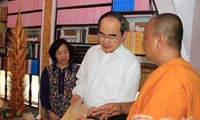 Ông Nguyễn Thiện Nhân thăm và chúc tết Chol Chnam Thmay tại Cần Thơ